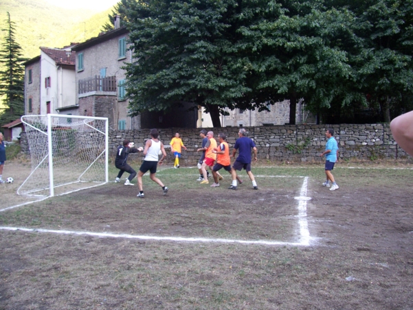  Image name: Calcio31.jpg 
 width: 601 pixel 
 height: 452 pixel 
 Size: 288523 bytes 
 Click to enlarge 